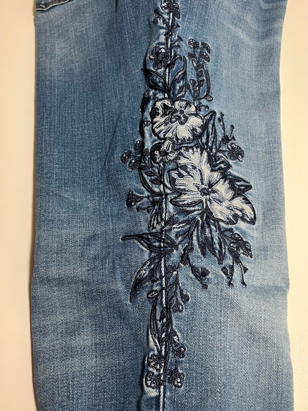 White House Black Market Embroidered Women’s Jeans - Picture 9 of 10